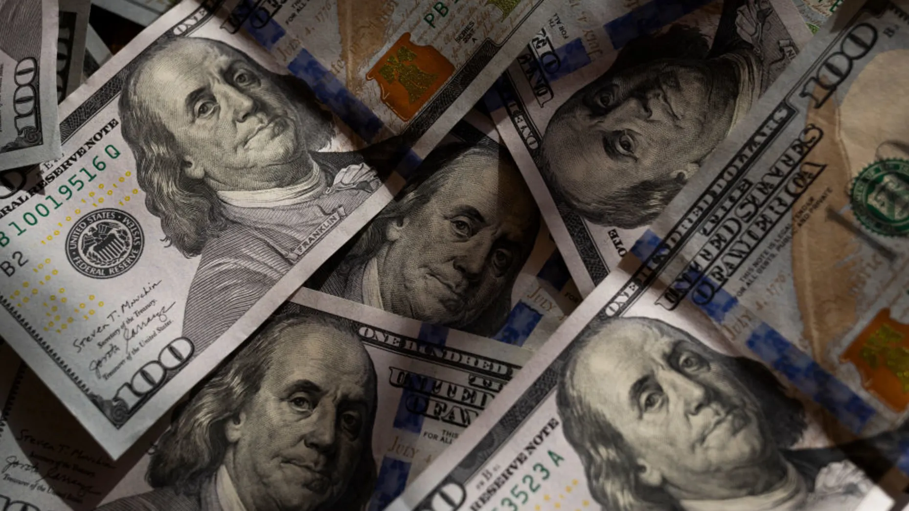 Dollar Holds Steady as Investors Wait on Tariff Decisions and Trade Talks