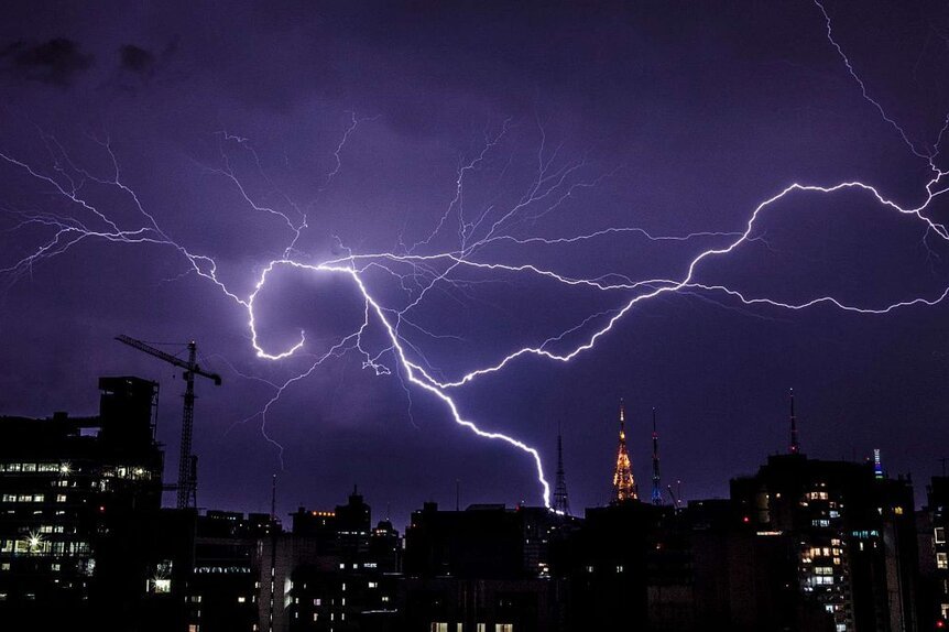 Record Smashing Lightning Bolt Stretches Across Three U.S. States